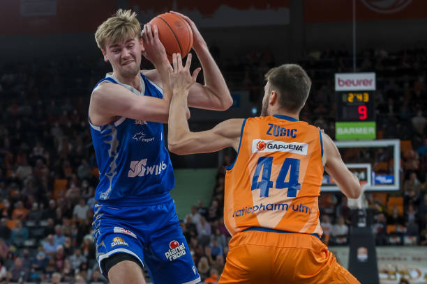 坚持与突破 坚持与突破